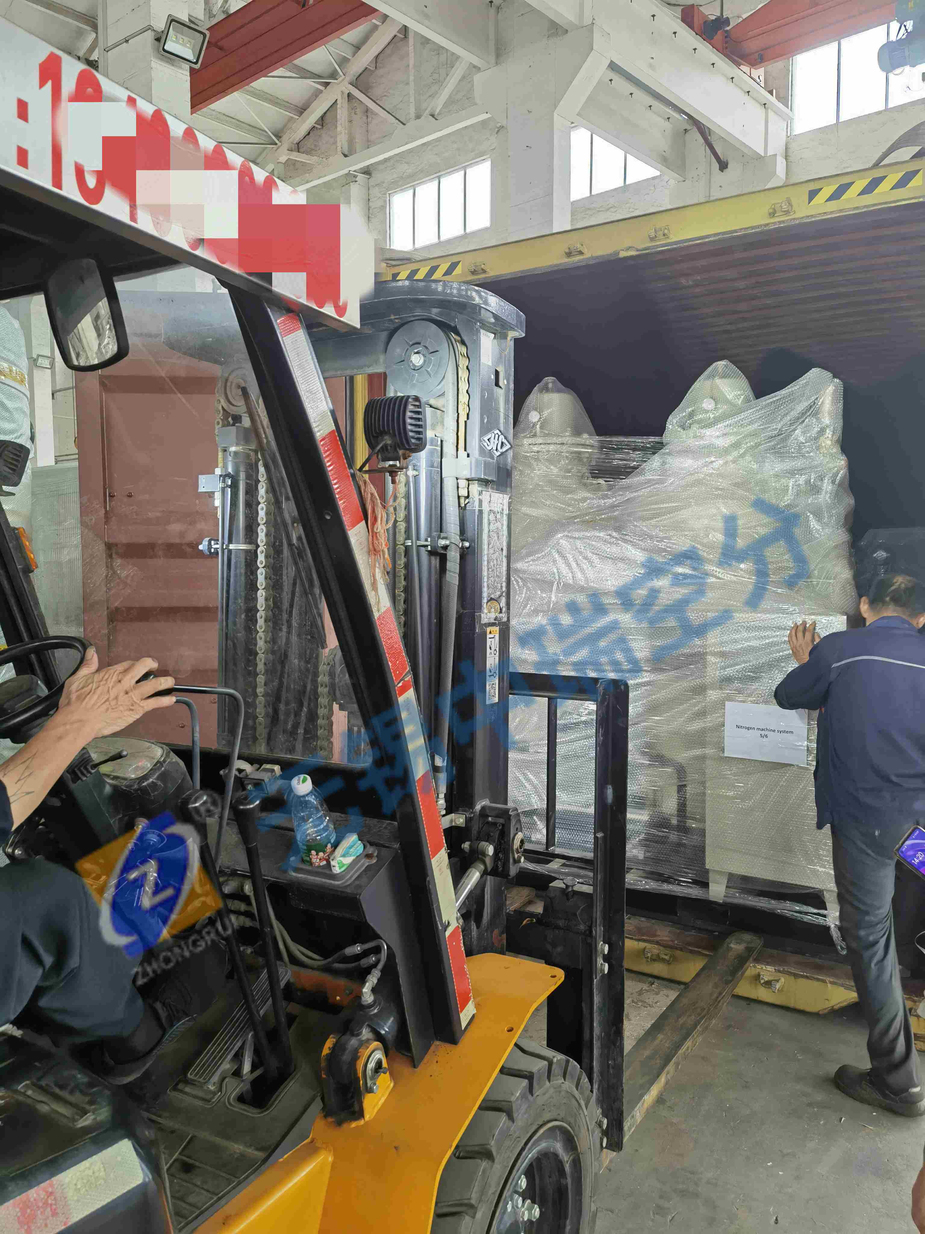 炎炎夏日，整套高純度制氮系統(tǒng)入裝40尺高柜發(fā)貨